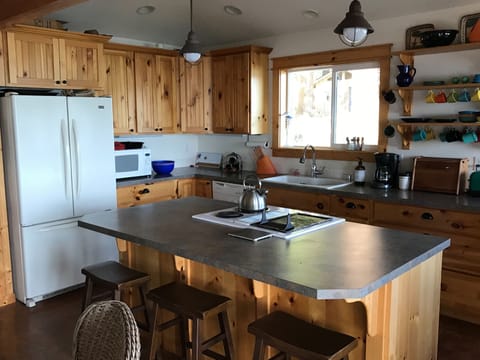 Spacious conversation-friendly kitchen