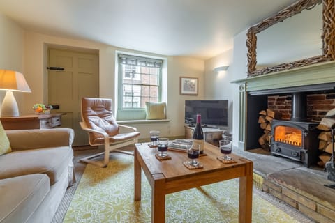 Arch Cottage, Burnham Market: Sitting room with wood burning stove