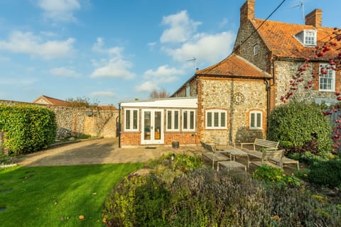 The Old Dairy, Great Bircham: Idyllically situated overlooking the village duck pond