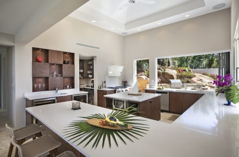 Beautiful chef's kitchen with all the amenities