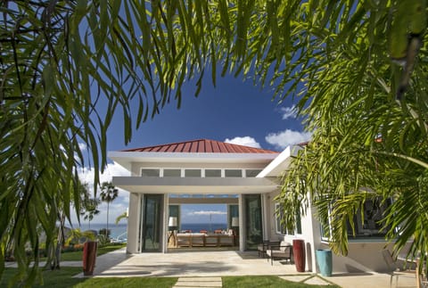 Dramatic entrance looking through to the ocean