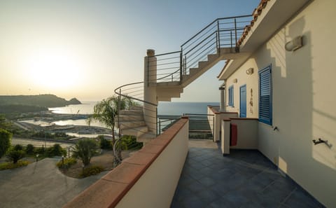 La vista dal bilo lato giardino con balcone vista mare 