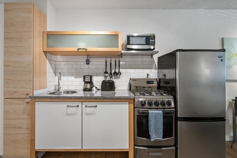 Fully Equipped Kitchen - Corporate Housing - Chic Premium Studios On 25th