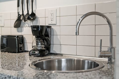 Fully Equipped Kitchen - Short Term Apartment Atlanta - Cool Classic Studios On 25th