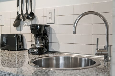Fully Equipped Kitchen - Short Term Apartment Atlanta - Cool Classic Studios On 25th