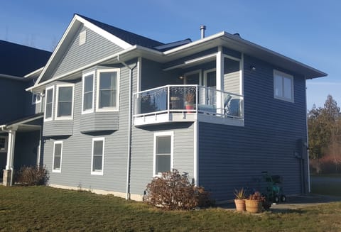 Italian Inspired Studio with a View & Full Kitchen - Bay View