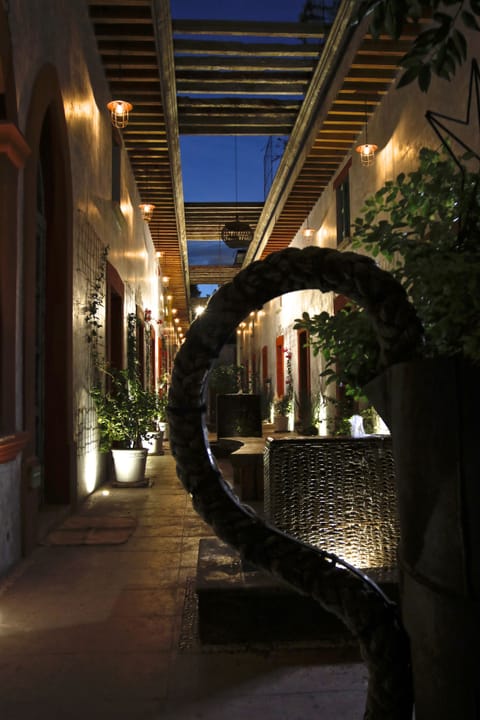 Pasillo con decorado vintage.