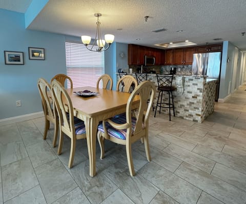 Spacious and Open Dining Space Right Next To The Kitchen. Plenty - Spacious and Open Dining Space Right Next To The Kitchen. Plenty Of Space For Everyone At The Table Plus The Bar Stool Seating.