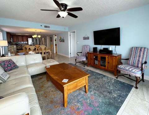 Spacious Living Space Throughout The Kitchen, Dining Room, and L - Spacious Living Space Throughout The Kitchen, Dining Room, and Living Room. Relax and Catch Up On Your Favorite Shows With The Large Smart TV.