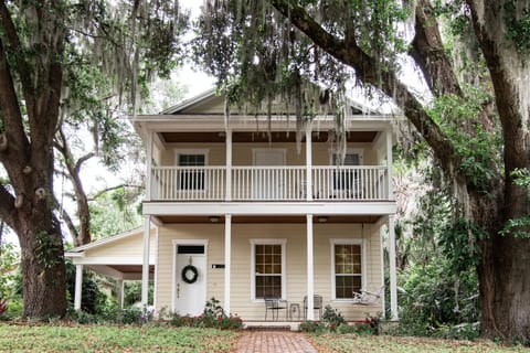 Lake Morton Colonial on historic brick road