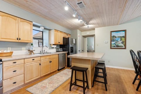 Haus on the Rapids - Kitchen with island seating