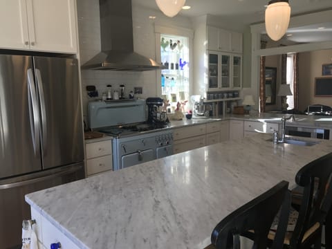 Island seats 3, extra sink