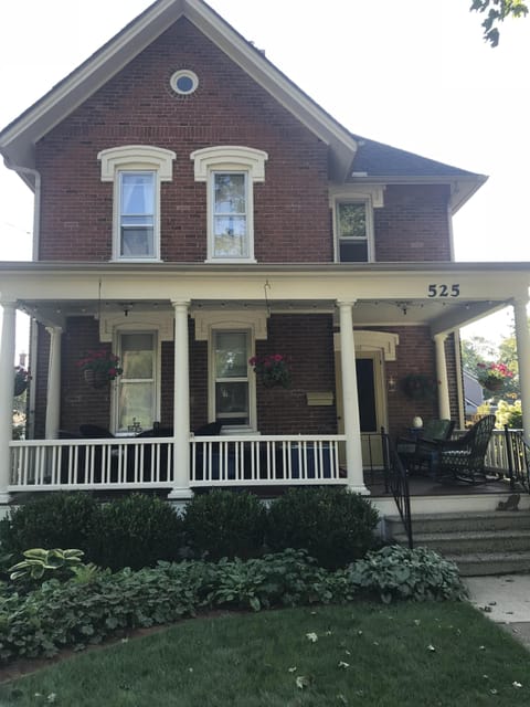  .6 miles from downtown and stadium!!  Walk everywhere!