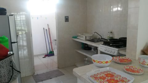 Es la cocina, se ve la puerta del cuarto de servicios.