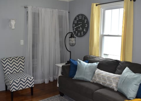 Living Room with TV, board games and activities for guests of all ages