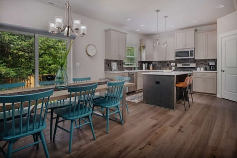 Awesome place. Everything is new and clean, and all amenities tonight need are there. - Andrew