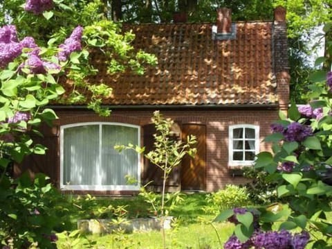 External view of the building. Romantic Cottage