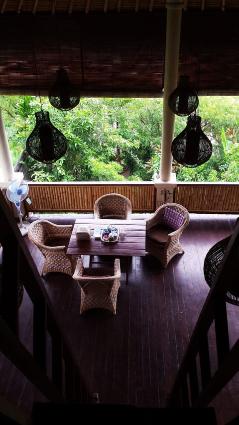 Deck (6 x 6 metres) Overlooking ocean