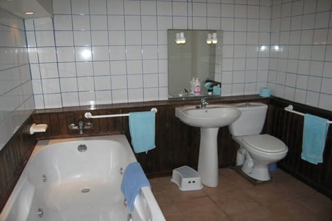 Downstairs en-suite with Balneao-therapie spa bath