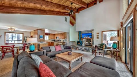 Home Decor, Furniture, Indoors, Living Room, Couch