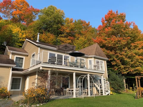 Spacieux chalet de notre forêt de 100 acres.Spacious cottage in a 100 a. estate.