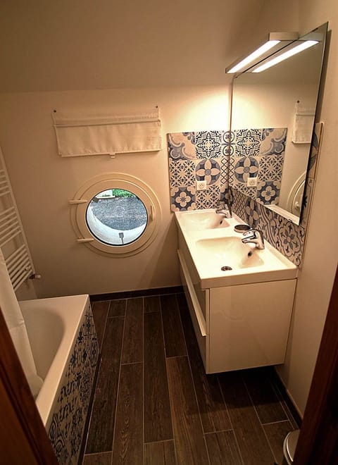 Salle de bain avec baignoire et double vasque