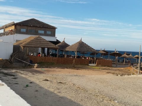 Café-resto au bord de la plage.