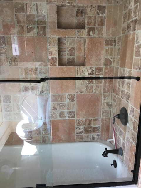 Mater bathroom in Italian limestone.