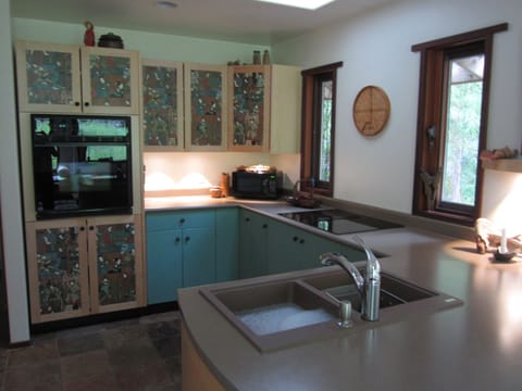 Modern and well equipped kitchen.