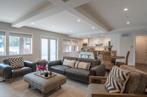 Open concept living in 1200 square feet. 
2 king suites w/baths 