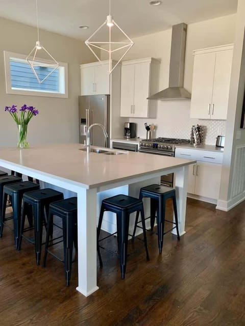 Huge Island with plenty of seating