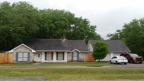 LARGE family home, 2 car garage, fenced yard ...safe country location