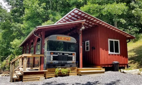 Bear Wall'r Bus and bunk house