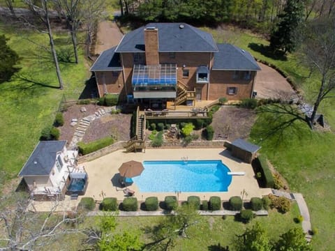 Outdoor amenities galore (pool open Mid April - Sept.), hot tub open year round.