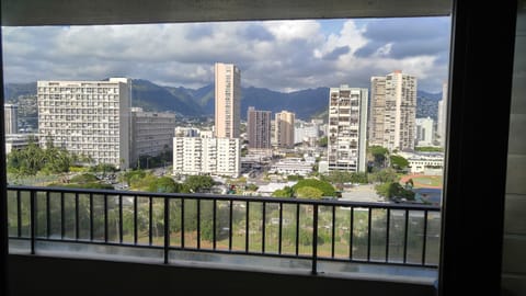 Watch canoeists and rainbows, sunrises and moonrises. Sunny breakfasts on lanai.