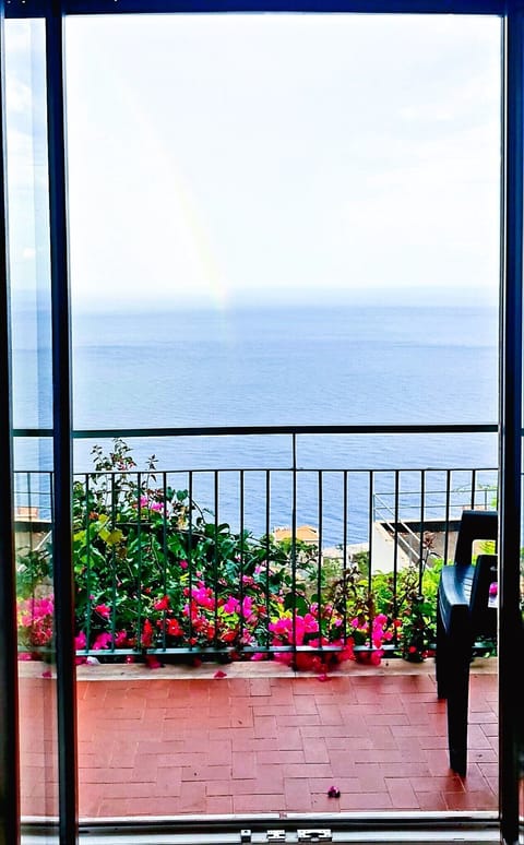 Panorama mozzafiato dal balcone di casa con uno splendido arcobaleno