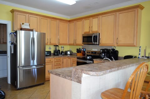 Coffee maker, Keurig, toaster, & blender provided