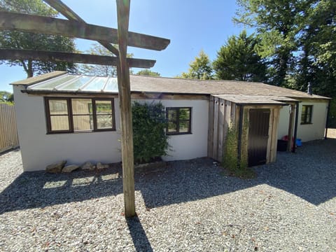 Delightful detached cottage in private grounds, with hot tub Conservatory & 2 en