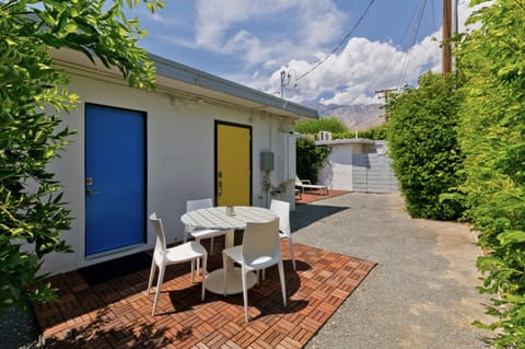 Private outdoor dining area. 