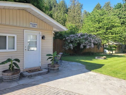 Chilliwack River Cabin a 3 minute walk from the river