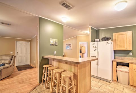 There's seating for 4 at the counter!