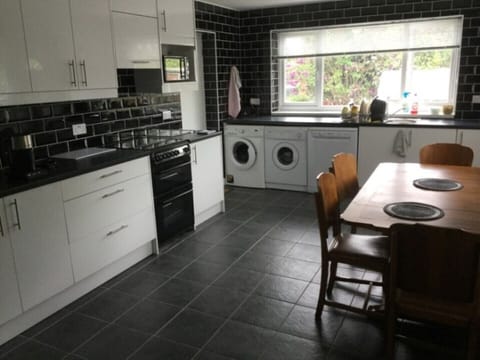 Large and well equipped kitchen diner