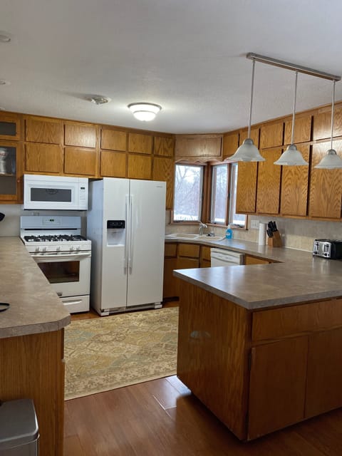 Large kitchen with Convection Oven and Ice Maker