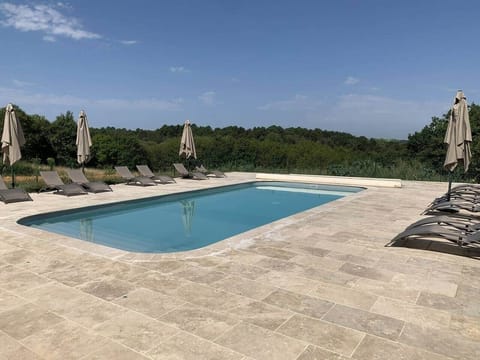La piscine (partagée avec les autres gîtes)