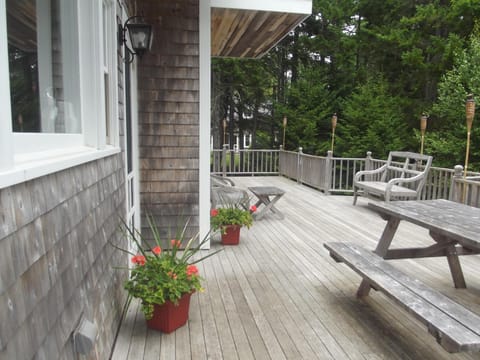 Relaxing, private front porch deck
