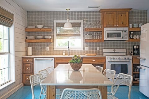 Plenty of dinnerware for
entertaining