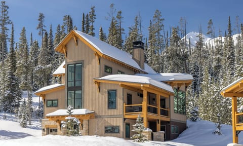 12 Claim Jumper exterior2