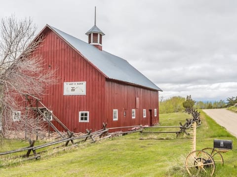 Gorgeous grounds surround the barn | Exterior