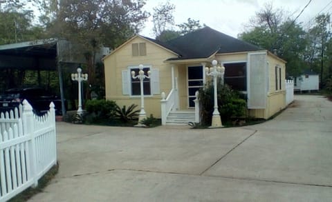 The Kemah Cottages on Walsh-Hospitality House