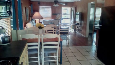 Dining area can seat 6 